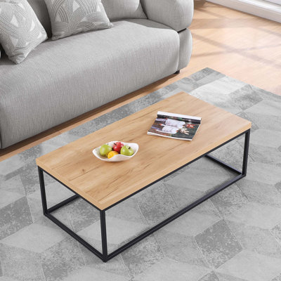 Table basse industrielle moderne avec structure robuste et plateau de table très épais