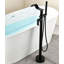 Robinet de baignoire autoportant à fixation au sol avec douche à main-128509634