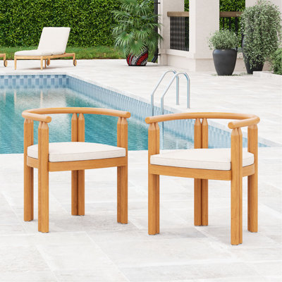 Chaise de salle à manger avec accoudoirs en bois d'acacia Cove, finition teck avec coussin beige, ensemble de 2