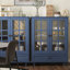 Buffet minimaliste bleu avec portes doubles en verre et tiroir, rangement moderne en bois pour les espaces de vie et de salle à manger
