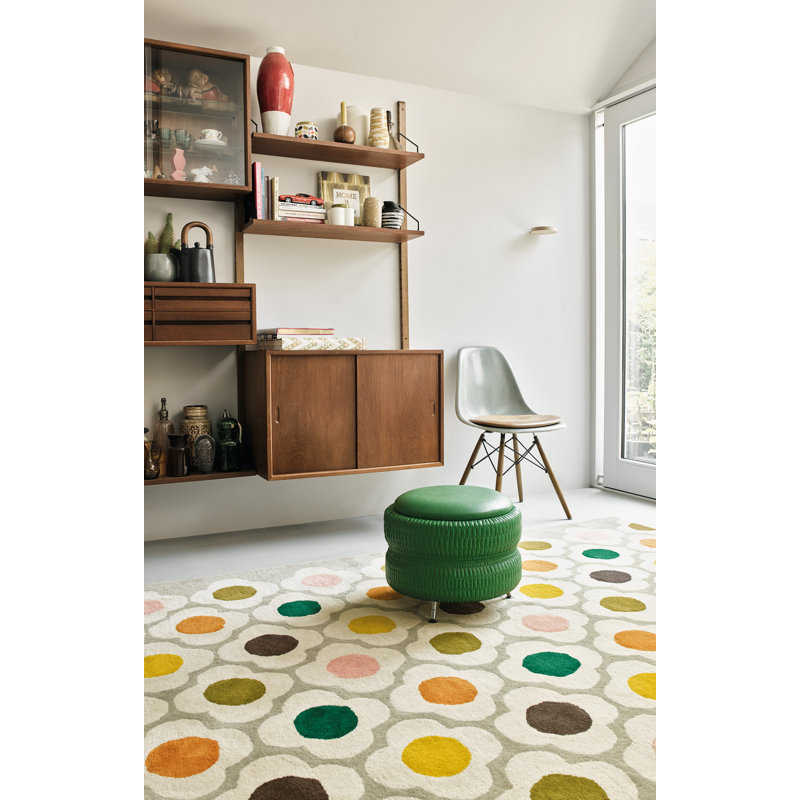 Area Rug in Beige/White/Green, Rectangle 6'7" x 9'2"