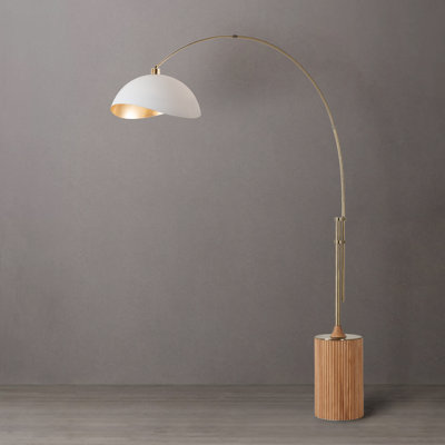 Lampe à arc 92 po Tambo Luna - Laiton vieilli, base en bois de frêne naturel, feuille d'acier blanc mat / doré, à intensité variable, ampoule incluse