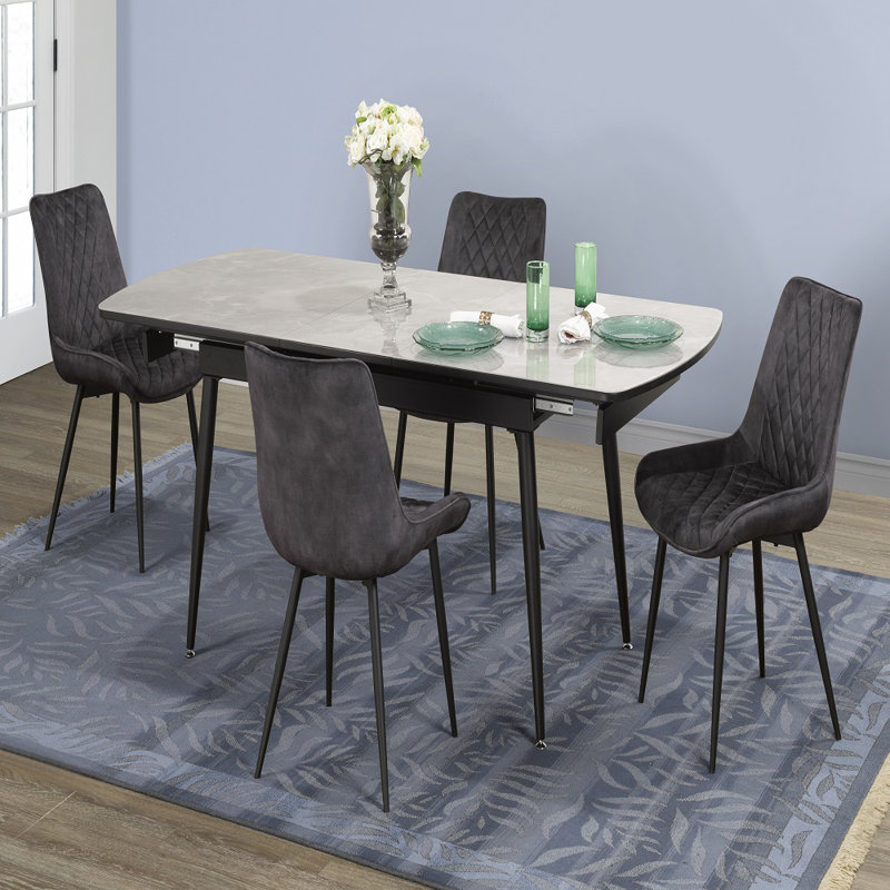 Ensemble repas pour quatre personnes