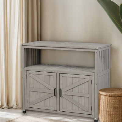 Buffet d'armoire de patio en bois de sapin massif avec table de bar d'intérieur gris, idéal pour le rangement d'outils dans les espaces de rangement, conception à lattes élégante, polyvalente et pour cour