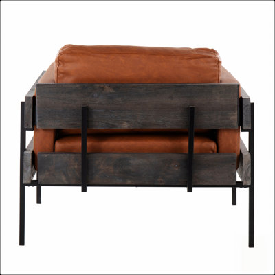 Fauteuil d'appoint élégant avec structure en métal, détails en bois et revêtement en similicuir, parfait pour un décor de ferme moderne.