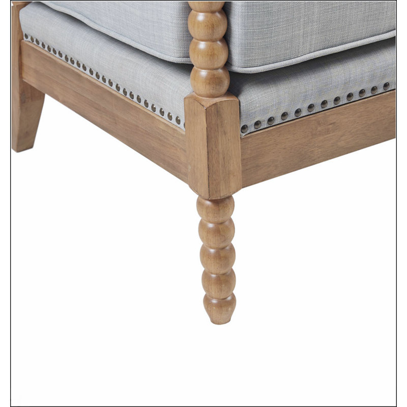 Fauteuil en chêne clair clair et polyester avec bordure cloutée et quatre pieds robustes, parfait pour la lecture et la détente