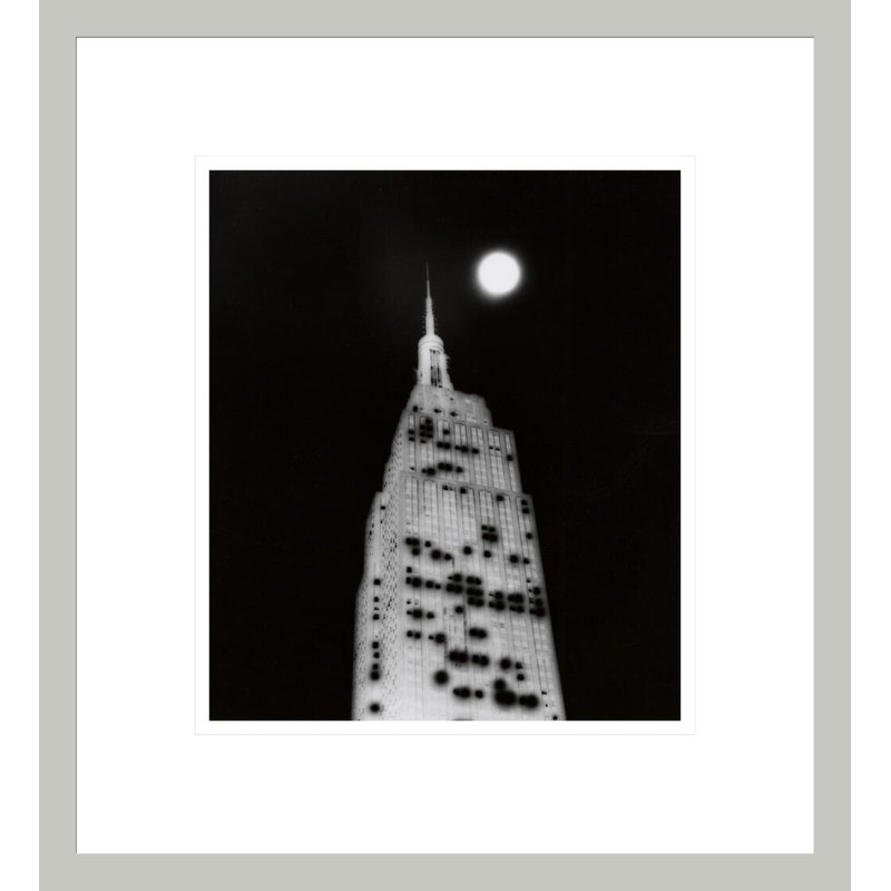 Empire State Bldg. par Weegee - Impression giclée encadrée, H 15,09 po x l 13,75 po