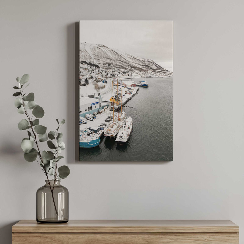 Impression sur toile, "Harbour In Norvège Snow" par Garima Dhawan, H 48 po x l 36 po