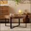 Table basse épissée moderne rétro avec plateau en bois de sapin et pieds croisés noirs robustes pour un design élégant et durable
