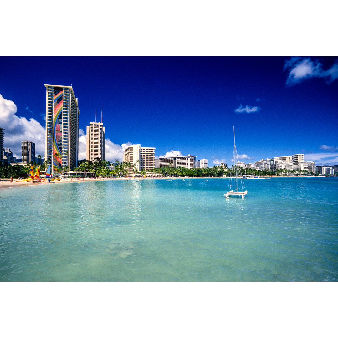 Waikiki Beach von Tropicalpixsingapore - Kunstdrucke auf Leinwand