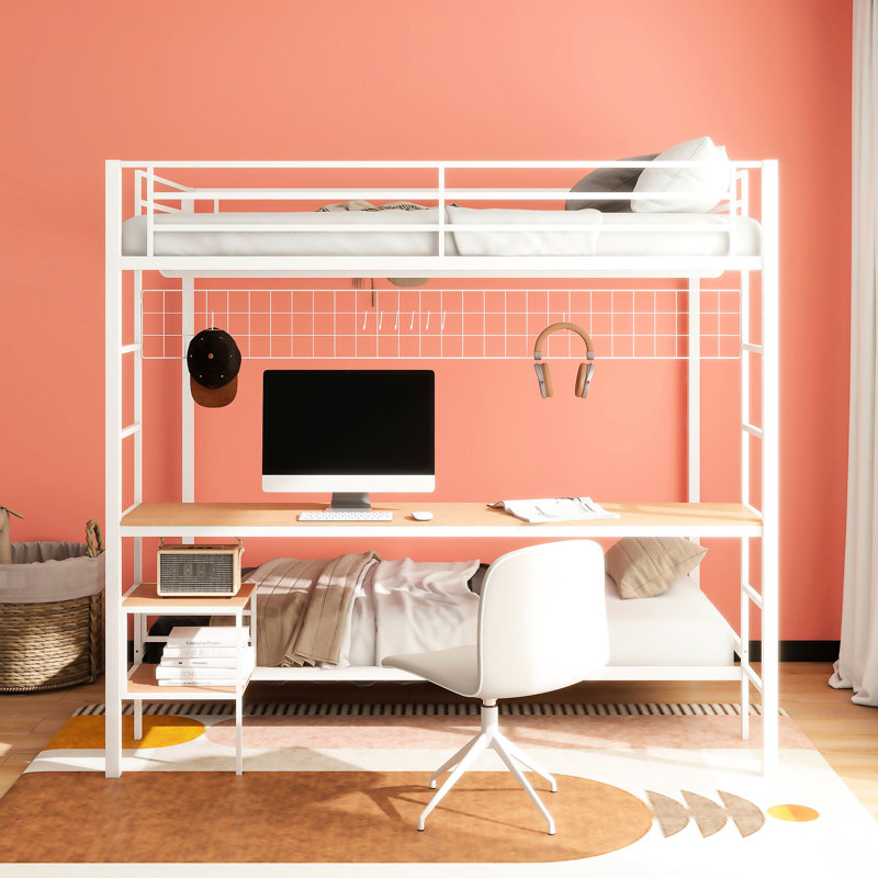 Lit superposé double au-dessus d'un poste de travail double en métal blanc mat, avec un revêtement en filet et des barrières de sécurité pour un sommeil surélevé en toute sécurité, un bureau large, un emplacement flexible à deux échelles, des surfaces en bois d'ingénierie
