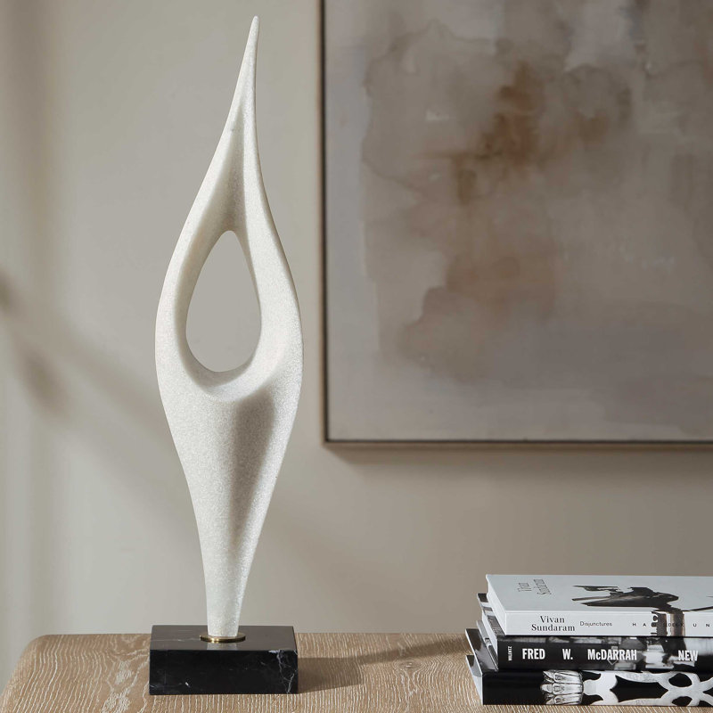 Sculpture en pierre blanche Uttermost