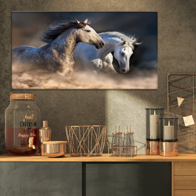 Photographie d'animaux sur toile, "Chevaux qui courent dans la poussière", H 16 po x l 32 po x P 1 po