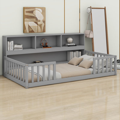 Cadre de lit minimaliste avec tablettes de rangement et garde-corps