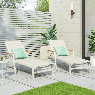 Chaise longue avec dossier réglable et confort luxueux pour la détente