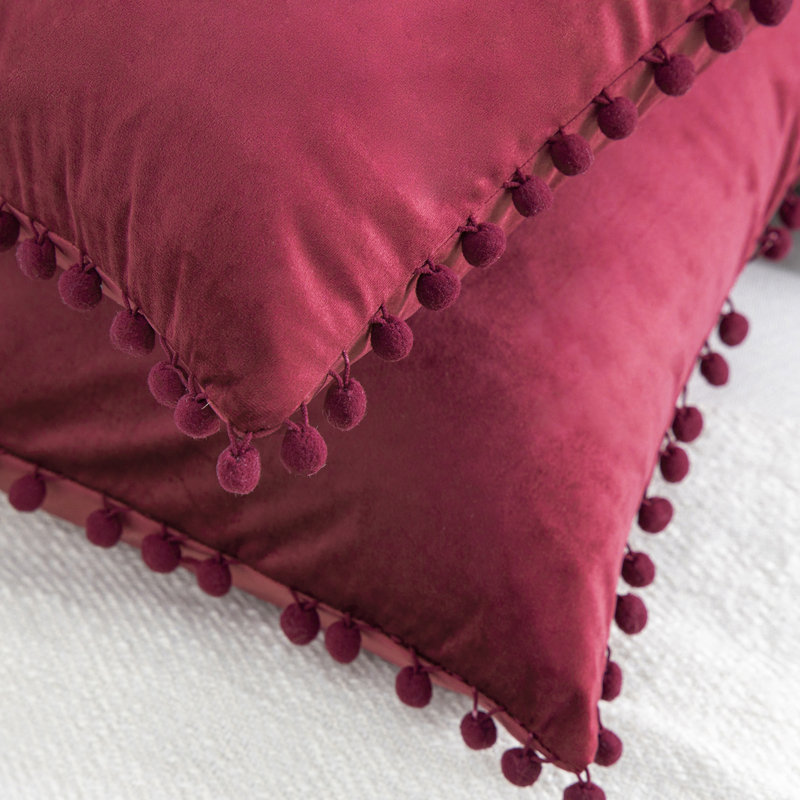 Coussin Silky Velvet Series Pom-poms, Carré 18 po, Rouge foncé, Housse de coussin et insert