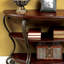 Table de canapé de style traditionnel avec tablette inférieure ouverte et conception ornée pour un décor de salon élégant