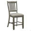Chaises en bois à hauteur de comptoir et chaises rembourrées-942439135