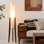 Lampe sur pied de 51 po à hauteur variable cylindrique avec cadre en bois de noyer