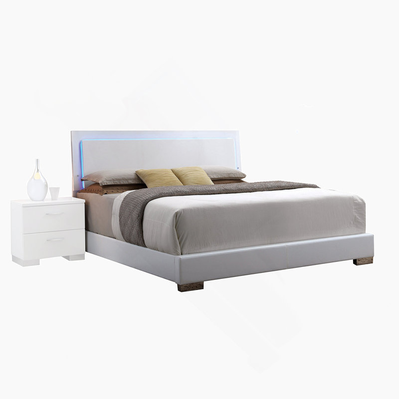 Grand lit blanc avec tête de lit à DEL