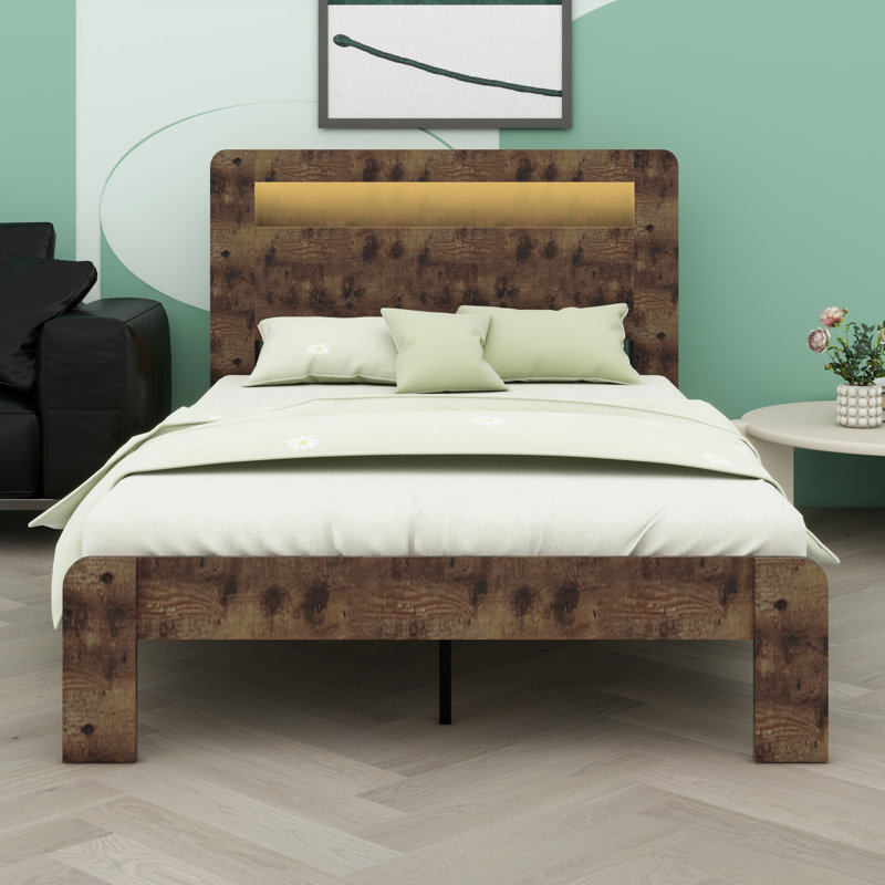 Base de lit en bois Tech-Ready avec tête de lit à DEL ambiante, deux prises USB et amplement de rangement sous le lit