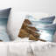 Coussin décoratif à imprimé de roches et de mousse rouge foncé Sea & Shore