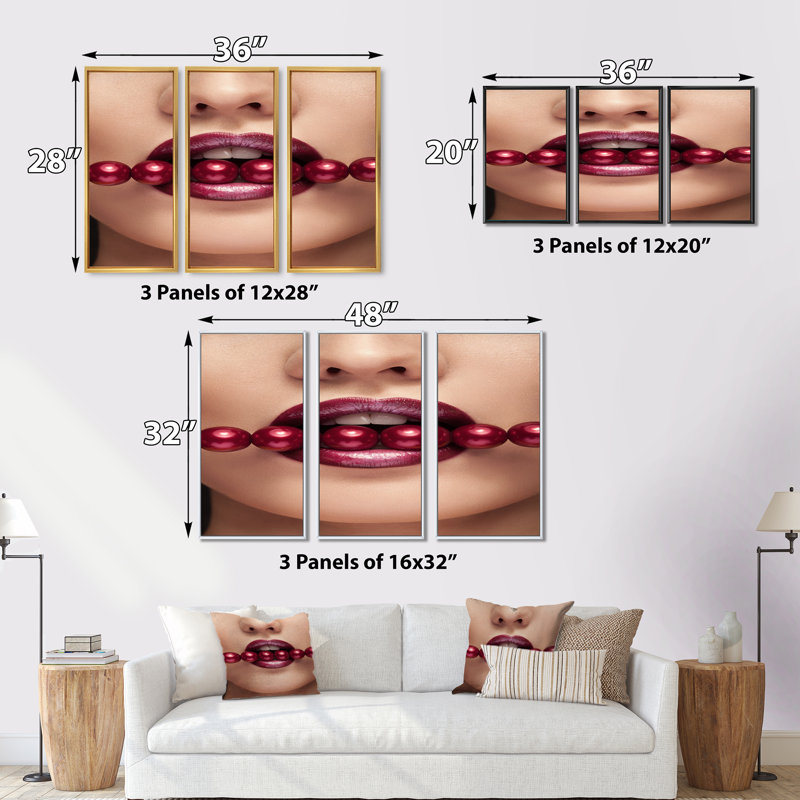 Femme avec des perles rouges dans la bouche dans une pose sensuelle - ensemble d'art mural sur toile moderne encadré de 3, Or