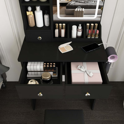 Petit bureau de meuble-lavabo moderne avec 3 modes d'éclairage DEL à luminosité réglable, 3 tiroirs et plusieurs tablettes de rangement ouvertes, un support pour sèche-cheveux et une prise de courant, et une coiffeuse
