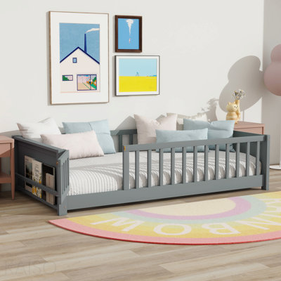 Lit simple au sol avec porte-livres et porte, gris