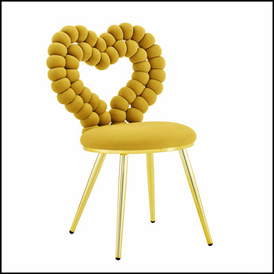 Ensemble de 2 fauteuils d'appoint uniques en forme de cœur, capitonnés et recouverts de velours moelleux avec une structure en métal doré brillant, parfaits pour une décoration intérieure moderne.