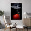 Pomme rouge vif dans l'eau sur toile-348189384-348189385