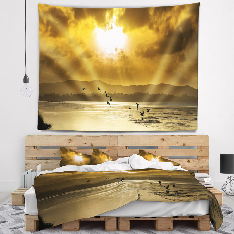 Tapisserie bord de mer scintillante soleil parmi les nuages lourds, H 32 po x l 39 po