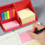Rangez les notes autocollantes.-132565593