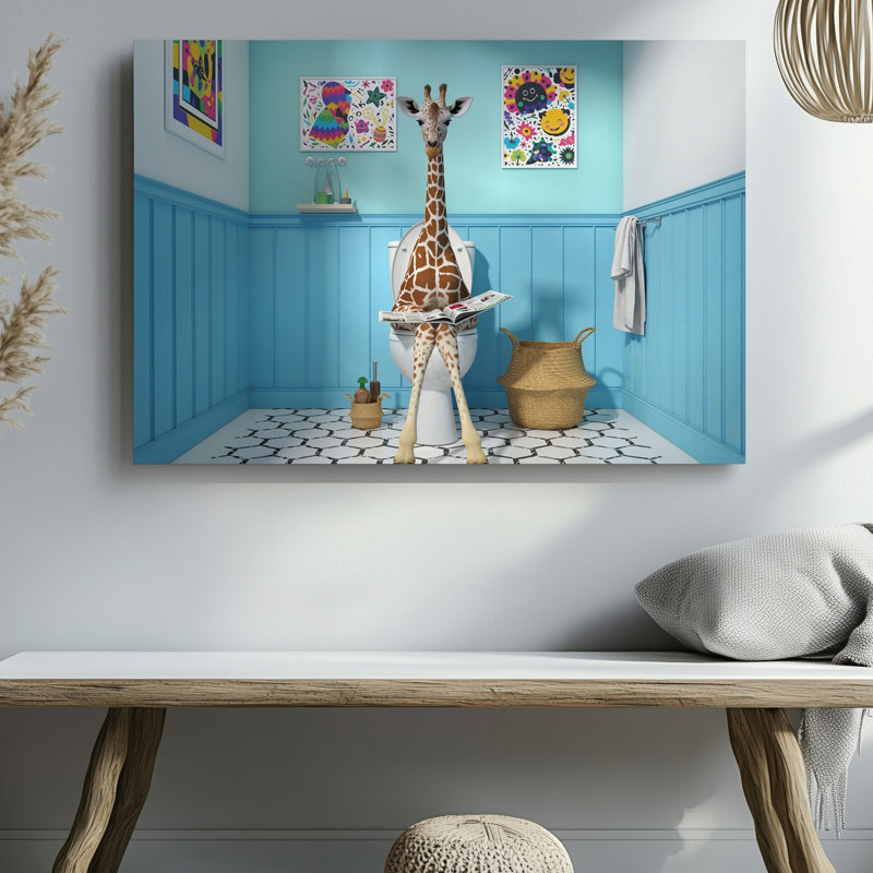 Toile, scène fantaisiste mettant en vedette une girafe assise sur un art mural blanc, une toilette dans une salle de bain aux couleurs vives