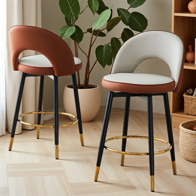 Chaise de bar rotative à 360 °. Chaise de bar rembourrée en polyuréthane épaisse de couleur brun moderne et gris clair avec pieds en métal noir lisse et magnifique pour la salle à manger, la cuisine, la terrasse, ensemble de 2