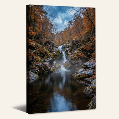 Chute d'eau en cascade sur des rochers en forêt d'automne, art mural