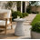 Table d'appoint de patio légère MGO Zion, table de bout avec tabouret de jardin pour patio, tabouret de jardin décoratif pour patio ou balcon, matériau en béton léger, ciment léger