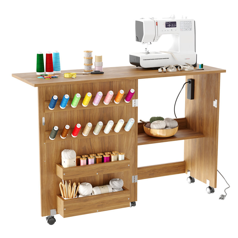 Table pliable de couture et d'artisanat avec station de charge, bureau peu encombrant avec roues verrouillables, plateaux de rangement et chevilles, armoire portative pour petits espaces, brun