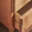 Petit buffet de rangement à l'intérieur-102527414