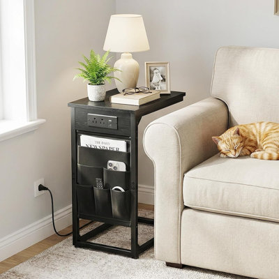 Ensemble de 2 tables d'appoint en forme de C avec station de charge, tables de chevet modernes avec prises électriques et ports USB, plateaux télé pour salon, chambre et canapé