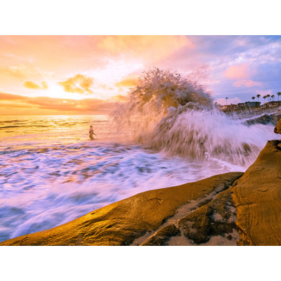 «Surfer vs Wave at Windansea Beach, California» par Brian Mc Clean - photographie avec cadre