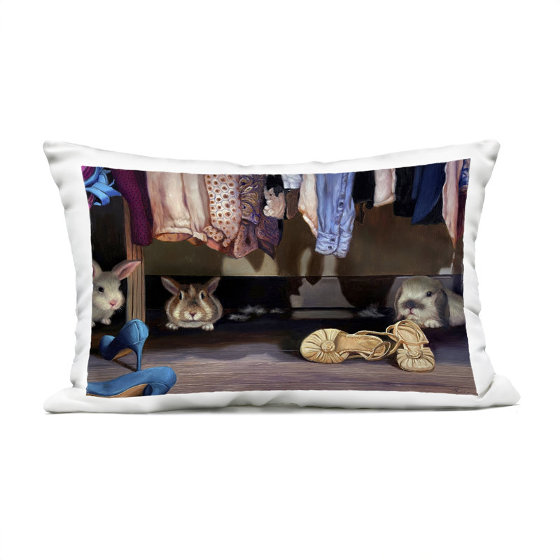 Coussin d'extérieur imprimé lapin dans un bain à bulles relaxant, design par Lucia Heffernan