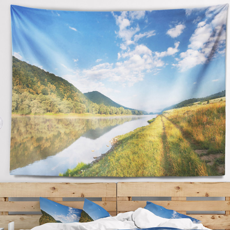 Tapisserie Mountain River Under Blue Sky, H 32 po x l 39 po