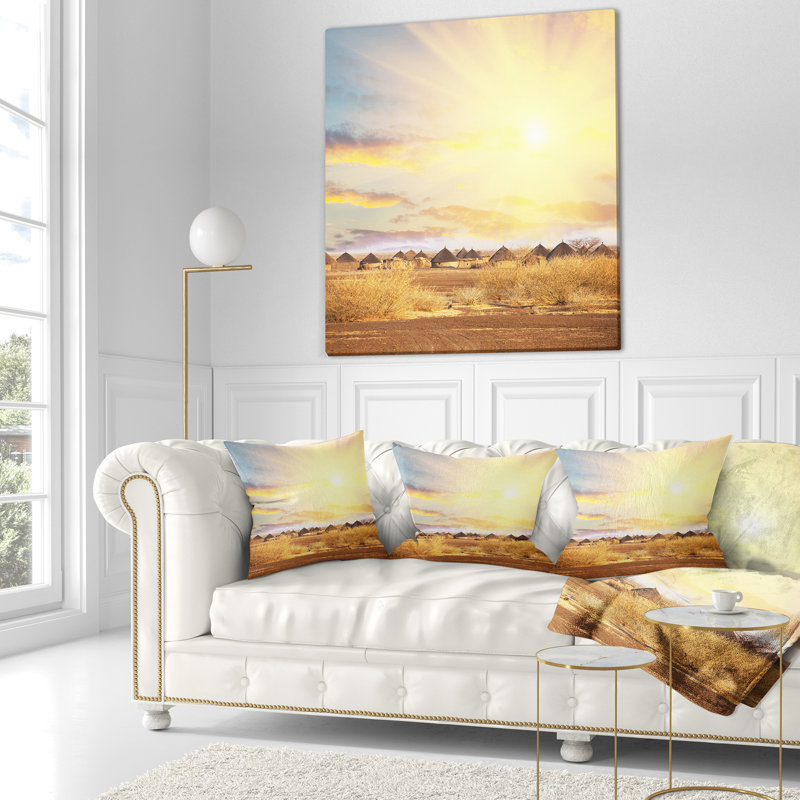 Coussin décoratif paysage imprimé huttes sous un ciel coloré, 16 po x 1 po, Coussin décoratif