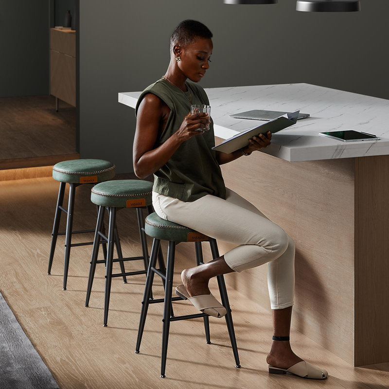 Tabouret Parmley, Similicuir vert / cadre noir, Tabouret de comptoir (siège d'une hauteur de 24,8