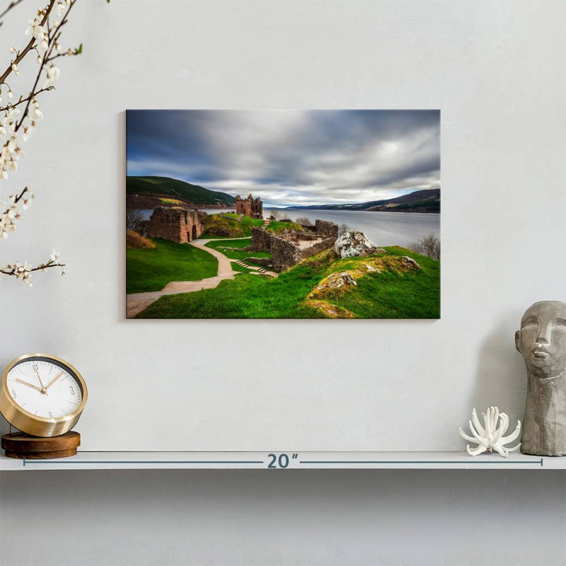 Lilie Urquhart Castle, H 8 po x l 12 po