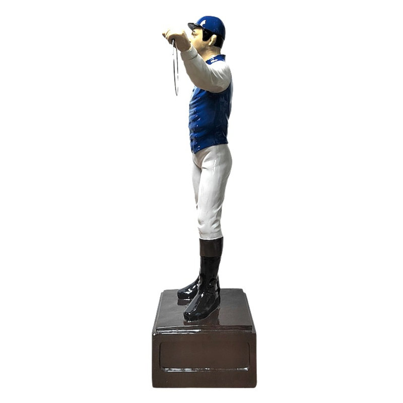 Statue de jardin classique avec chemisier bleu et manches blanches