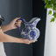 Pot de lait décoratif Esme, motif floral bleu porcelaine blanche 8 pouces