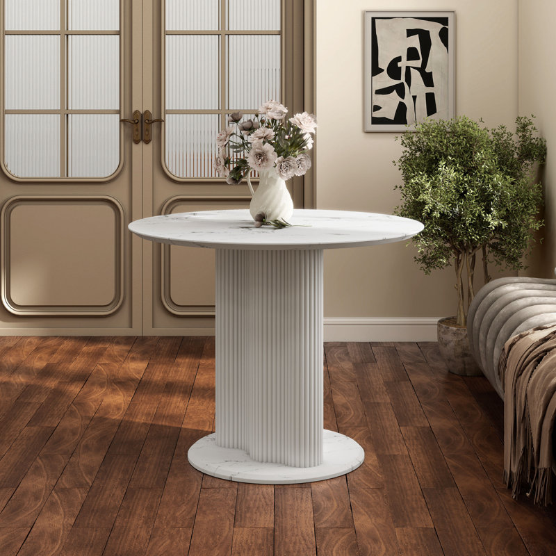 Table de salle à manger ronde Hudgens avec plateau en faux marbre et base cannelée, Blanc