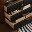 Armoire de rangement spacieuse au charme rétro-105794220